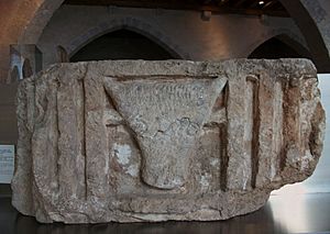 Archivo:Fragment de fris dòric amb decoració de tríglifs i mètopa amb cap de bou, Museu Històric Sagunt