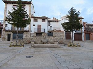 Archivo:Fuente de la Plaza de la Iglesia, Castell de Cabres