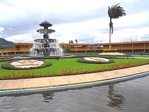 Archivo:Fuente en el Parque Jaime Duque