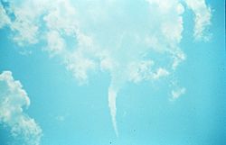 Archivo:Funnel cloud3 - NOAA