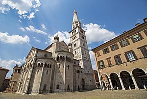 Archivo:Ghirlandina sita in Modena