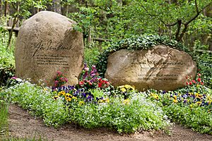 Archivo:Grabstelle Strittmatter Schulzenhof Wiki