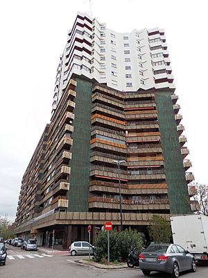 Archivo:Habitat Don 2000 Zaragoza 2