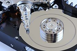 Archivo:Hard disk head crash