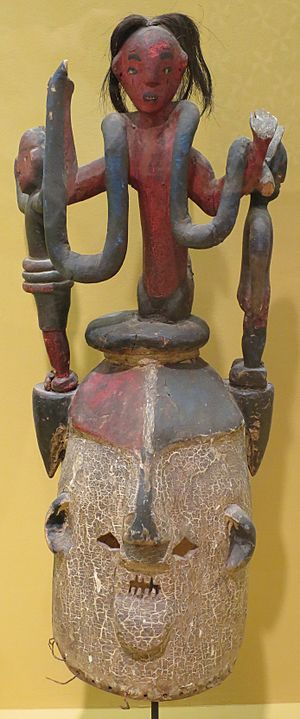 Archivo:Helmet mask of Mammy Wata, Igbo people or Ibibio people, Lowe Art Museum