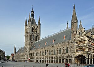 Archivo:Ieper Lakenhal R02