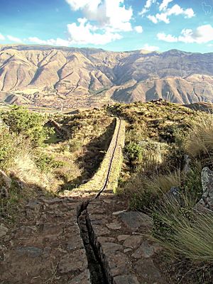 Archivo:Incan aqueduct at Tipon. Cusco, Peru
