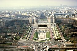 Archivo:Jardins du Trocadéro from the Eiffel Tower, Paris April 1970
