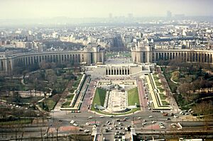 Archivo:Jardins du Trocadéro from the Eiffel Tower, Paris April 1970
