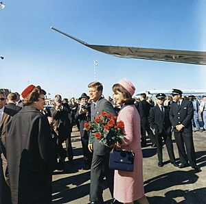 Archivo:Kennedys arrive at Dallas 11-22-63