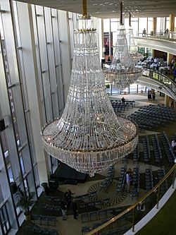 Archivo:LA Opera Chandler Pavilion foyer chandeliers