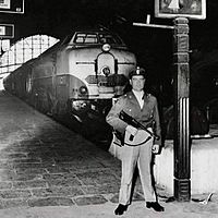 Archivo:Locomotora Alsthom con custodia, 1960