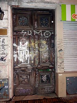 Archivo:Luca Prodán puerta casa Alsina 451