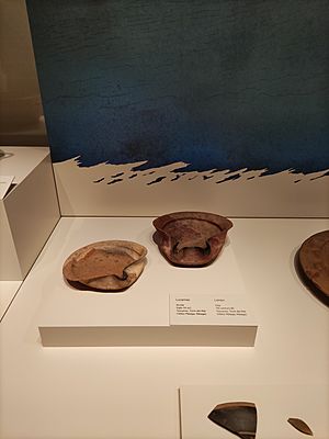 Archivo:Lucernas en arcilla. Siglo VII a.C. Yacimiento arqueológico de Toscanos. M.A.n