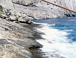 Archivo:Malpelo Island Cliffs