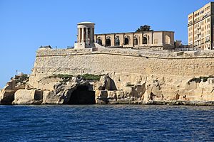 Archivo:Malta - Valletta - Triq il-Lanca+Xatt il-Barriera+Siege Bell War memorial+Lower Barrakka Gardens (MSTHC) 01 ies