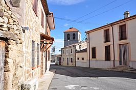 Una calle en Martínez y al fondo la iglesia de Santo Tomás apóstol
