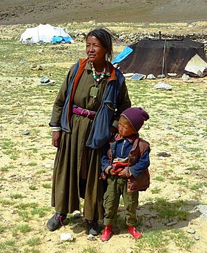 Archivo:Nomad mother and son. Changtang, Ladakh