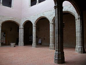 Archivo:Pati del castell d'Alaquàs, País Valencià