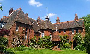 Archivo:Philip Webb's Red House in Upton