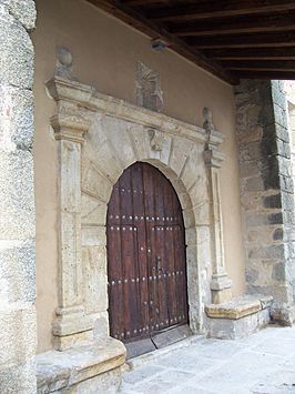 Puerta de la iglesia del pueblo.