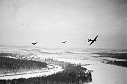 Archivo:RIAN archive 2564 Soviet planes flying over Nazi positions near Moscow