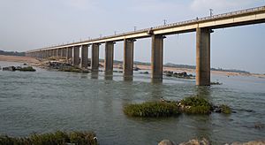 Archivo:Road Bridge over Godavari River at Bhadrachalam