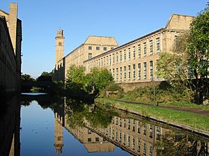 Archivo:Saltaire from Leeds and Liverpool Canal