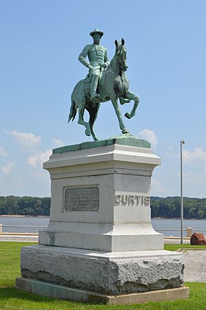 Archivo:Samuel Ryan Curtis monument, Keokuk