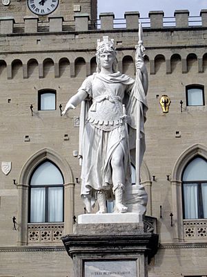 Archivo:Statue of Liberty, San Marino (front side)