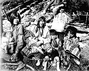 Archivo:Tlingit women and children