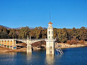 Archivo:Torre del embalse del Cubillas, en Atarfe (Granada)