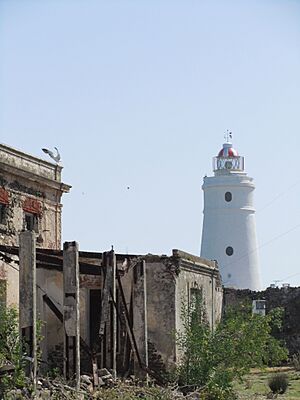 Archivo:Vista del Faro desde las ruinas.