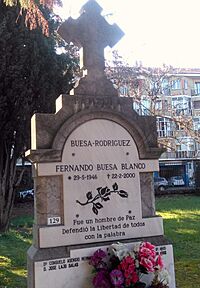 Archivo:Vitoria - Cementerio de Santa Isabel, tumba de Fernando Buesa