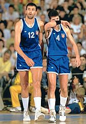 Archivo:Vlade Divac & Drazen Petrovic in Argentina 1990