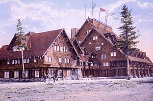 Archivo:-134 - Old Faithful Inn, northeast aspect (15752410444)