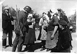 Archivo:01941 Ukrainische Zivilisten geben einem deutschen Infanteristen Milch und Eier