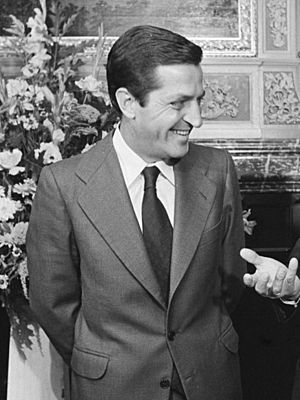 Archivo:Adolfo Suárez 1977 (cropped)