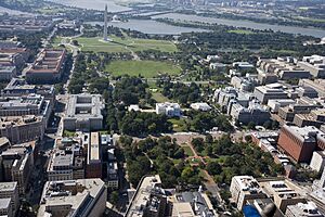Archivo:Aerial view of Lafayette Park and Washington Mall, Washington, D.C. LCCN2010630447
