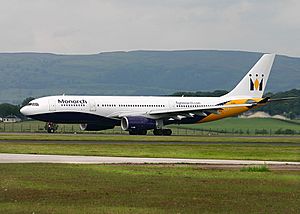 Archivo:Airbus A330-200 Monarch Airlines GLA