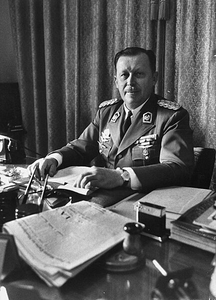 Alfredo Stroessner at desk