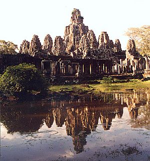 Archivo:Bayon Angkor Spiegelung