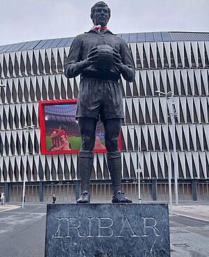 Archivo:Bilbao - Monumento a José Ángel Iríbar, 'El Chopo' 1