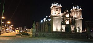 Archivo:Catedral de Ayaviri noche