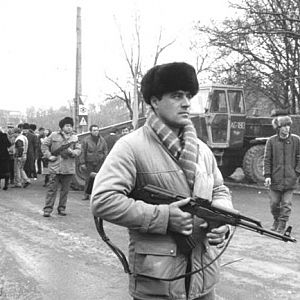 Archivo:Civilian with PM Md. 1963 during the Romanian Revolution of 1989