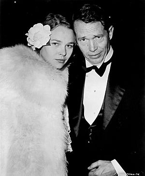 Archivo:Dillinger - Michelle Phillips and Warren Oates