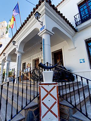 Archivo:El Gastor.Casa Consistorial y monumento a la Gaita Gastoreña