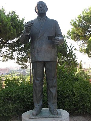 Archivo:Estátua de Tierno Galván