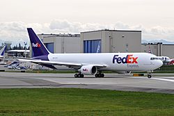 Archivo:Federal Express (FedEx), Boeing 767-300F, N118FE - PAE (17722475603)