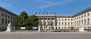 Archivo:Frontansicht des Hauptgebäudes der Humboldt-Universität in Berlin